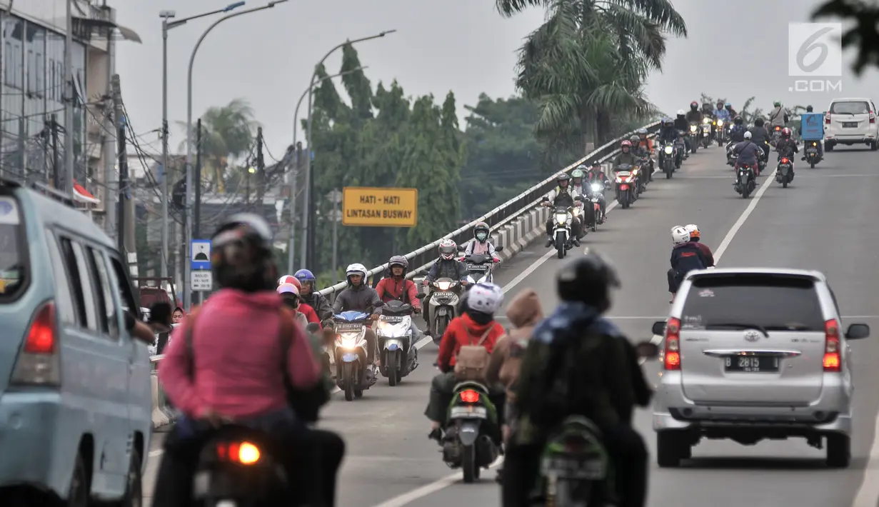 Pengendara sepeda motor nekat melawan arah saat melintas di jalan layang atau flyover Buaran, Jakarta, Kamis (29/11). Aksi nekat ini kerap terjadi di flyover Buaran, terutama pada saat jam sibuk guna menghindari kemacetan. (Merdeka.com/Iqbal S Nugroho)