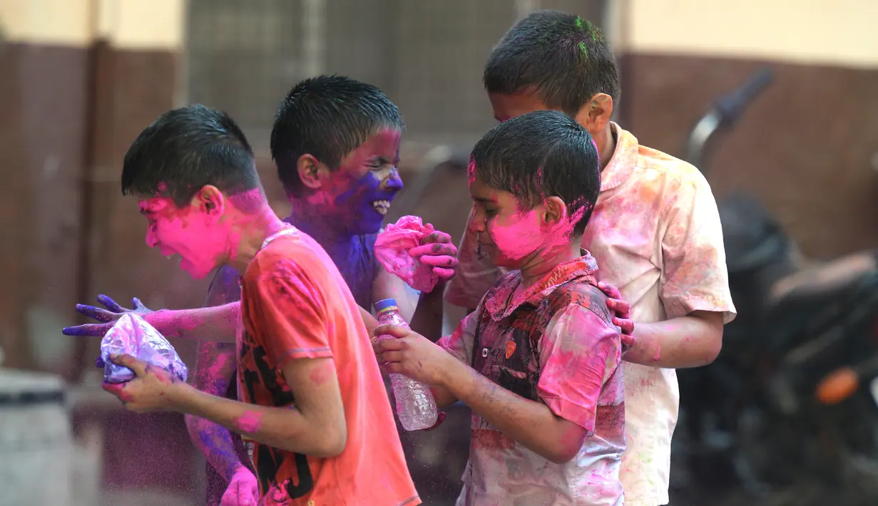 Murid-murid India yang tunanetra dari The Devnar School for the Blind bermain bubuk berwarna selama merayakan festival Holi di Hyderabad (21/3). (AFP Photo/Noah Seelam)