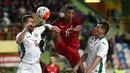 Pemain Portugal, Luis Nani (tengah), dihadang pemain Bulgaria dalam pertandingan persahabatan di Stadion Magalhaes Pessoa, Leiria, Portugal, (25/3/2016). (AFP/Francisco Leong)