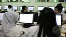 Sejumlah siswa bersiap mengikuti Ujian Nasional (UN) berbasis komputer di SMAN 70 Jakarta, Senin (13/4). Kemendikbud menjalankan kebijakan baru dengan mengadakan UN berbasis komputer pada 585 sekolah di seluruh Indonesia. (Liputan6.com/Faizal Fanani)