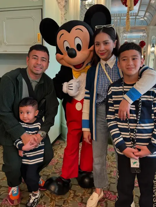 <p>Raffi Ahmad memboyong keluarganya liburan ke Hongkong. Tampak Nagita Slavina mengenakan atasan kemeja kotak-kotak biru dengan kerah putih dipadukan cardigan panjang dan celana denim . Kedua putranya mengenakan long shirt belang-belang hitam. Raffi drngan jaket dan polo shirtnya. [@raffinagita1717]</p>