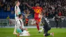 Pemain Roma, Romelu Lukaku (kedua kanan) merayakan golnya saat pertandingan sepak bola leg pertama babak 16 besar Liga Europa melawan Brighton and Hove Albion di Stadion Olimpico, Roma, Kamis 7 Maret 2024. (AP Photo/Andrew Medichini)