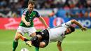  Pemain Jerman, Sami Khadira, berebut bola dengan pemain Irlandia Utara, Johnny Evans pada laga Grup C Piala Eropa 2016 di Parc des Princes, Paris, Selasa (21/6/2016). (AFP/Lionel Bonaventre)