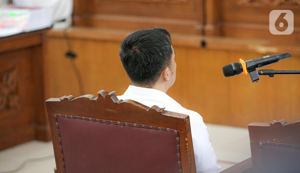 Terdakwa Arif Rachman Arifin mengikuti sidang pembacaan putusan sela di Pengadilan Negeri Jakarta Selatan, Jakarta, Selasa (1/11/2022). JPU menolak nota keberatan (eksepsi) Arif Rachman Arifin yang menjadi terdakwa dugaan merintangi penyidikan (obstruction of justice) pembunuhan berencana Brigadir J. (Liputan6.com/Faizal Fanani)