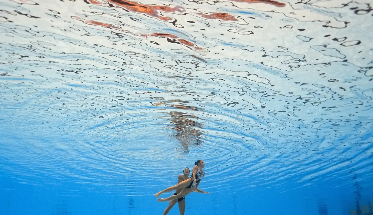 Eduard Kim dan Nargiza Bolatova, dari Kazakhstan, berkompetisi dalam teknik duet campuran renang artistik di Kejuaraan Renang Dunia di Fukuoka, Jepang, Sabtu, 15 Juli 2023. (AP Photo/David J. Phillip)