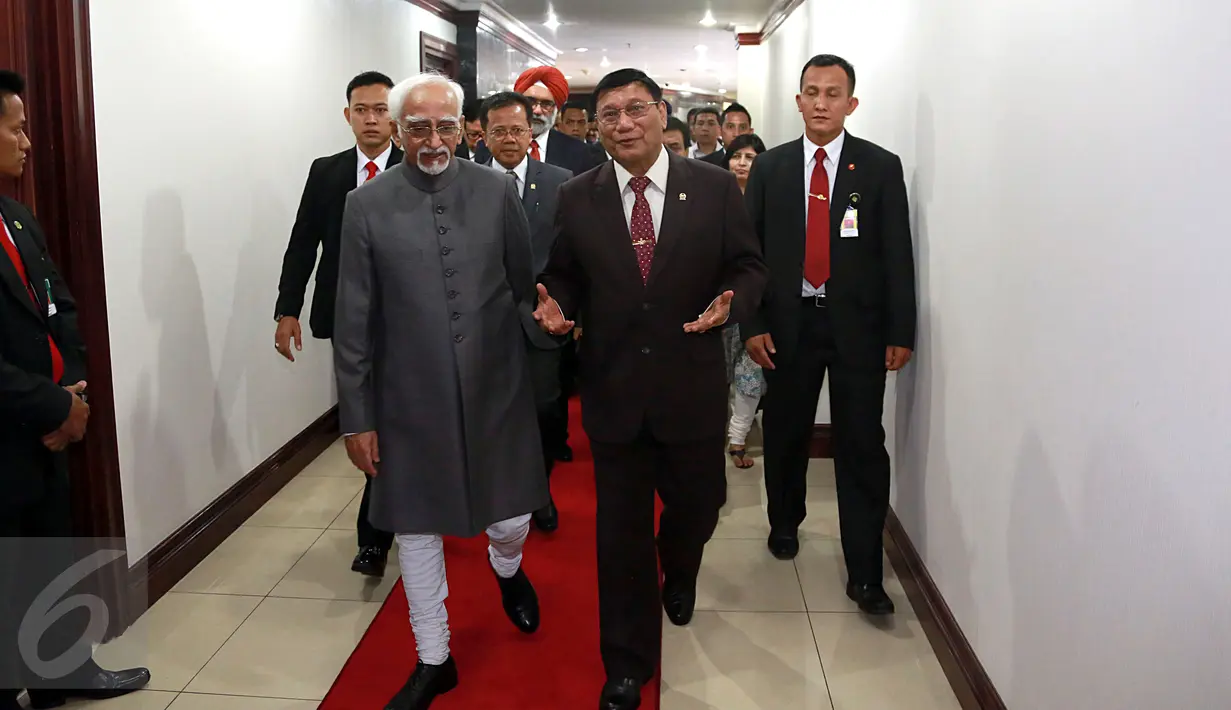 Wakil Presiden India Hamid Ansari (kiri) saat berkunjung ke Kantor DPD RI, Jakarta, Selasa (3/11/2015). Pembicaraan fokus pada hubungan demokrasi dan budaya antara Indonesia dan India. (Liputan6.com/Johan Tallo)