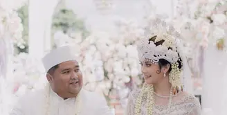 Artis cillik Tommy Kaganangan baru saja menikah dengan kekasih, Putri Syahilla di Siring Piere Tendean, Banjarmasin, Kalimantan Selatan padan Jumat (5/5/2023). Credit: Instagram (@tommykaganangan15)