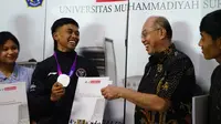 Adi Mulyono bersama rektor UM Surabaya Sukadiono. (Istimewa)