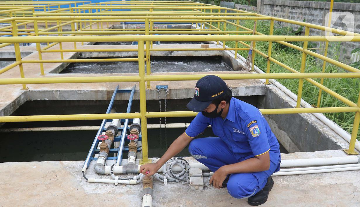Petugas memeriksa instalasi pengolahan air limbah di Jagakarsa, Jakarta, Kamis (19/11/2020). Dinas Sumber Daya Air DKI Jakarta menyiapkan Sistem Pengelolaan Air Limbah Domestik Terpusat (SPALD-T) skala perkotaan dan permukiman. (Liputan6.com/Herman Zakharia)