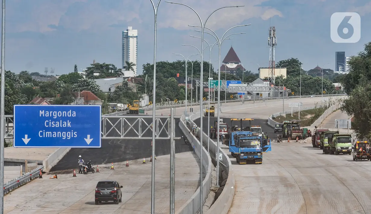 Aktivitas pekerja menyelesaikan tahap finishing proyek Tol Cinere-Jagorawi (Cijago) seksi 3 ruas Kukusan-Cinere di kawasan Tanah Baru, Depok, Minggu (20/11/2022). Ditjen Binamarga Kementerian PUPR mengungkapkan progres pembangunan Tol Cijago seksi 3 yang menghubungkan Cinere-Jagorawi hampir rampung dan rencananya akan diuji coba pada libur Natal dan Tahun Baru. (merdeka.com/Iqbal S Nugroho)