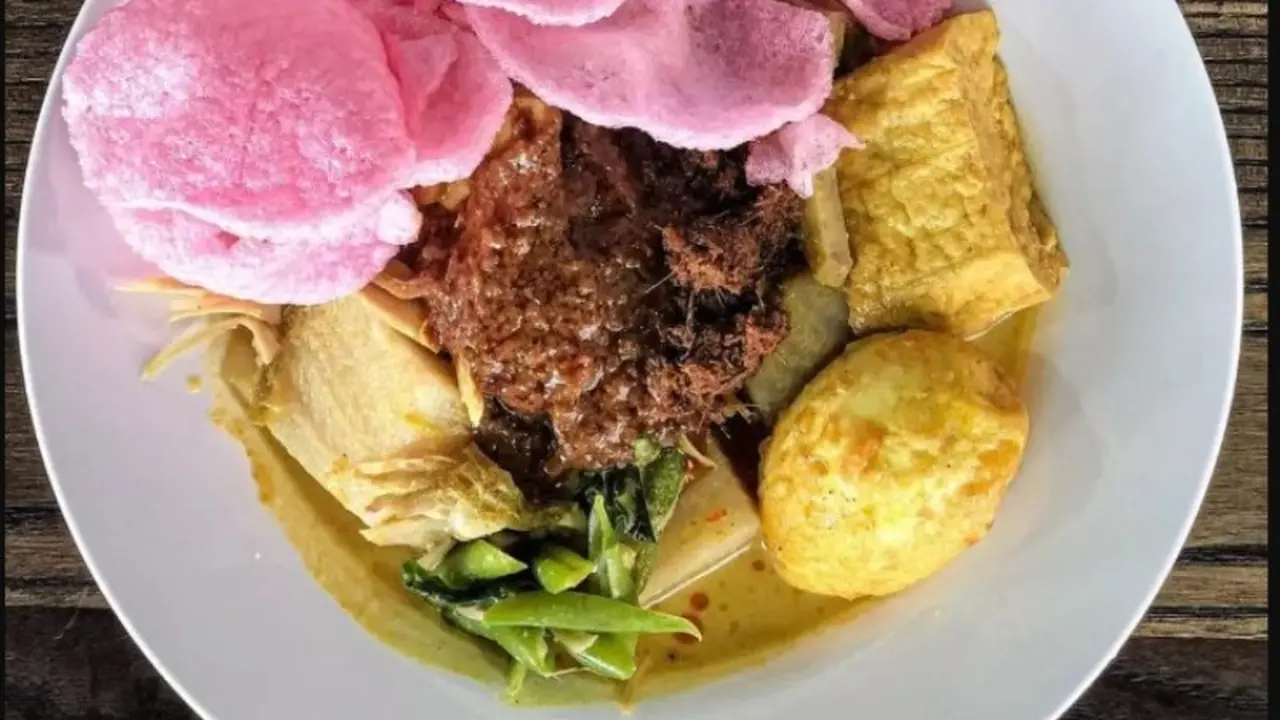 Resep Ketupat Sayur Padang yang Kaya Rempah dan Sambal Lado Merah