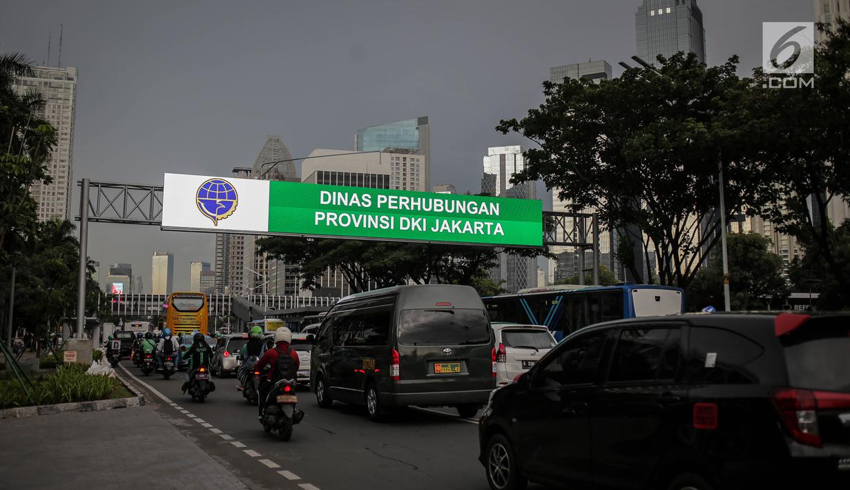 Sejumlah kendaraan melintasi rambu elektronik yang berada di Jalan Sudirman, Jakarta, Kamis (28/3). Rambu elektronik tersebut berfungsi sebagai media informasi untuk pengguna jalan. (Liputan6.com/Faizal Fanani)