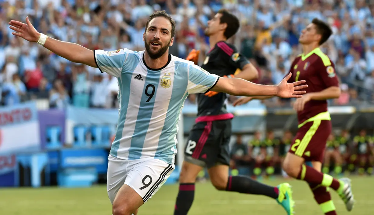 Striker Argentina, Gonzalo Higuain, mencetak dua gol ke gawang Venezuela dalam laga perempat final Copa America Centenario 2016 di Stadion Gillette, Massachusetts, AS, (19/6/2016). (AFP/Nelson Almeida)