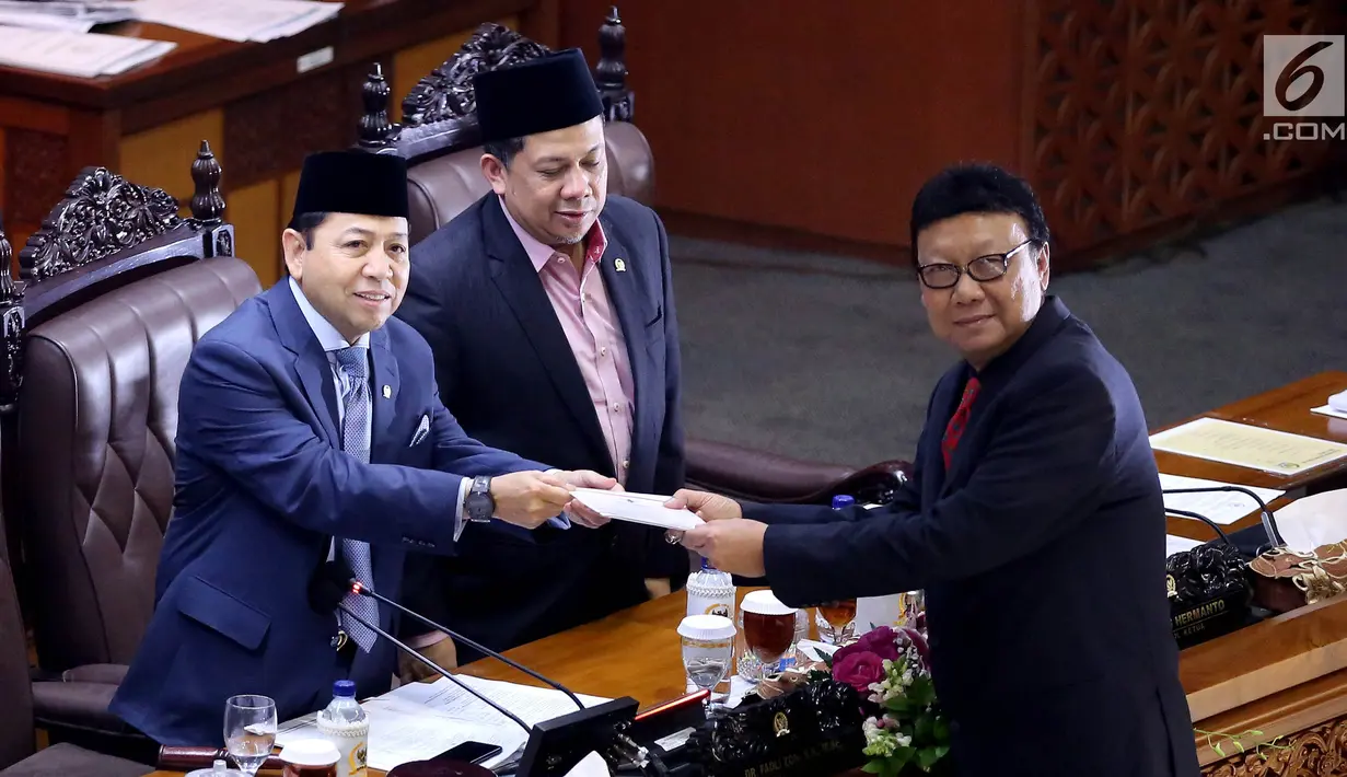 Menteri Dalam Negeri Tjahjo Kumolo menyerahkan Laporan pandangan Pemerintah pada Rapat Paripurna Pengambilan Keputusan RUU Pemilu, di Gedung Nusantara II, Komplek Parlemen, Senayan, Jakarta, Jumat (21/7). (Liputan6.com/Johan Tallo)
