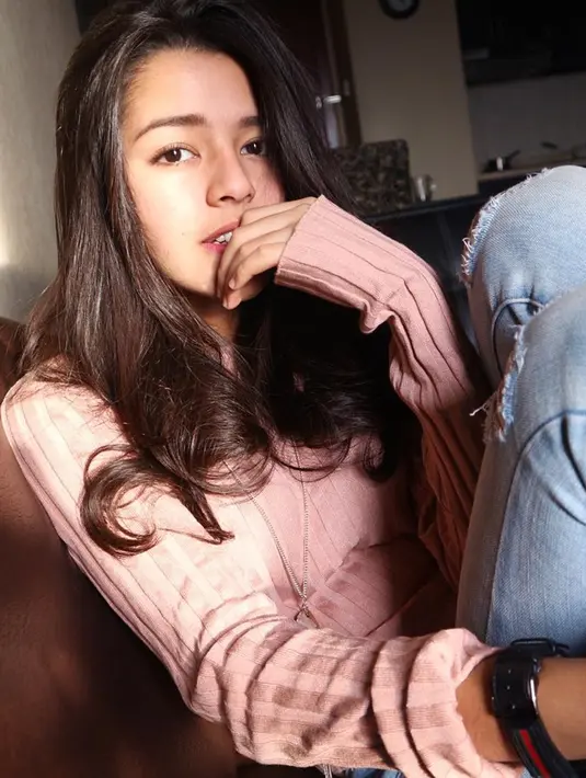 Meski kerap tampil glamor di depan kamera, siapa sangka di kesehariannya Susah terlihat simpel dengan gaya kasual. Seperti saat ini ia tampil dengan sweater berwarna merah muda yang dipadukan dengan ripped jeans. (Liputan6.com/IG/@susansameeh)