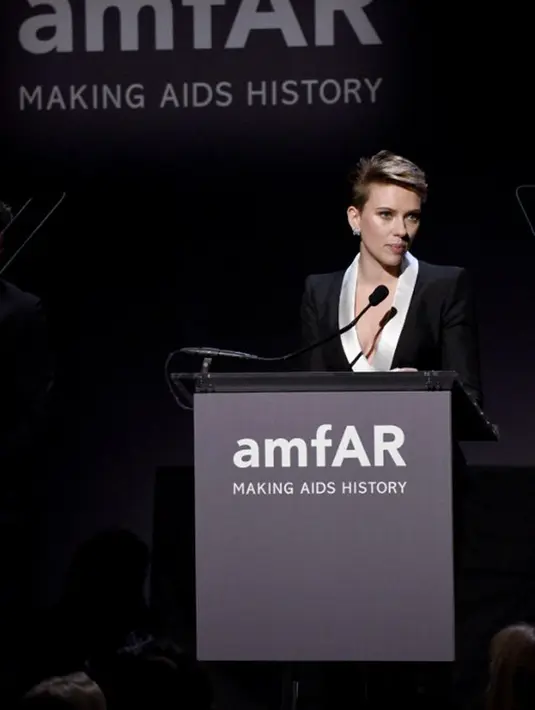 Saat itu Johansson mengenakan setelan jas berwarna hitam yang memiliki aksen silver pada bagian depannya. Rambut bondol Johannson yang berwarna blonde ditatanya dengan rapi. (AFP/Bintang.com)