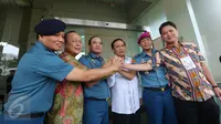 KSAL Laksamana TNI Ade Supandi (ketiga kiri) dan pimpinan redaksi Liputan6.com, Mohamad Teguh (kedua kiri) melakukan salam komando di lobi SCTV Tower, Jakarta, Sabtu (15/8/2015). (Liputan6.com/Herman Zakharia)