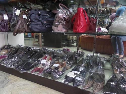 Tas dan sepatu branded di butik Thantan | Photo: Copyright Doc vemale.com