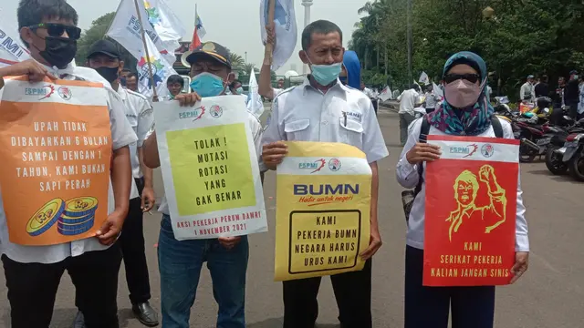 Sejumlah buruh dari Serikat Pekerja Dirgantara, Digital dan Transportasi Federasi Serikat Metal Indonesia (SPDT FSPMI) menggelar aksi demonstrasi di depan kantor pusat Damri