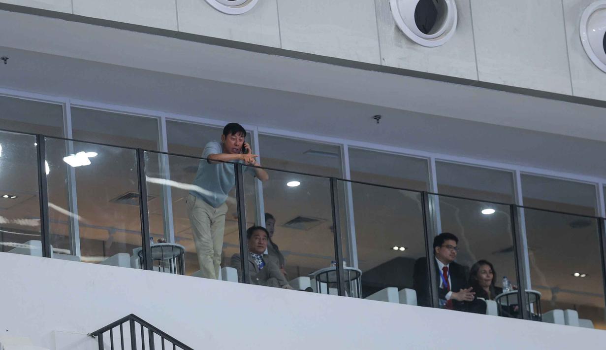 Pertandingan ini turut disaksikan langsung oleh pelatih Timnas sepak bola Indonesia, Shin Tae-yong, di tribun penonton. Tampak dalam foto, mantan pelatih Timnas Indonesia, Shin Tae Yong (STY) saat menyaksikan pertandingan Timnas Futsal Indonesia melawan Korea Selatan pada laga pertama Grup A Piala Asia 2026 di Indonesia Arena, Jakarta, pada Selasa (27/1/2026) malam WIB. (Bola.com/Bagaskara Lazuardi)
