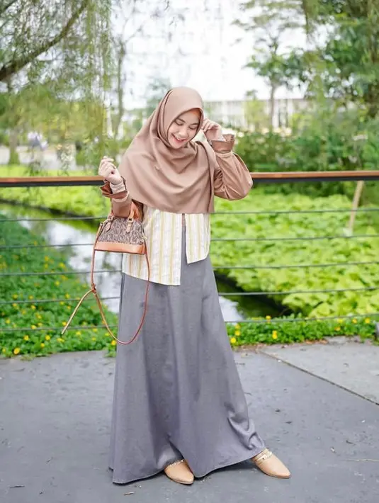 Jalan-jalan ke taman kota, Anisa memilih gamis 3 tone berupa coklat, abu-abu, dan putih. (Instagram/anisarahma_12).
