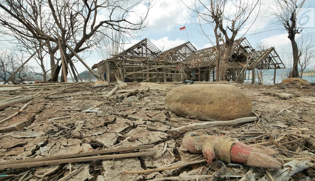 Bangunan rumah di Waduk Jatigede, Desa Cipaku, Sumedang, Jawa Barat, Senin  (17/9). Musim kemarau panjang menyebabkan Waduk Jatigede surut sehingga puing bangunan Desa Cipaku yang tenggalam kembali terlihat. (Liputan6.com/Herman Zakharia)