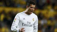 Ekspresi kekecewaan penyerang Real Madrid, Cristiano Ronaldo, usai gagal membobol gawang Las Palmas. Kini Real Madrid terpaut 12 poin dari pimpinan klasemen Barcelona. (Reuters/Juan Medina)