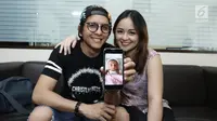 Pasangan Joanna Alexandra dan Raditya menunjukkan foto anak ke 4 nya, Jakarta, Selasa (30/5). Joanna melahirkan anak ke empat yang diberi nama Ziona Eden Alexandra Panggabean. (Liputan6.com/Herman Zakharia)