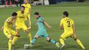 Striker Barcelona, Lionel Messi, berusaha melewati pemain Villareal pada laga La Liga di Stadion Estadio de la Ceramica, Minggu (5/7/2020). Barcelona menang 4-1 atas Villareal. (AP/Jose Miguel Fernandez de Velasco)
