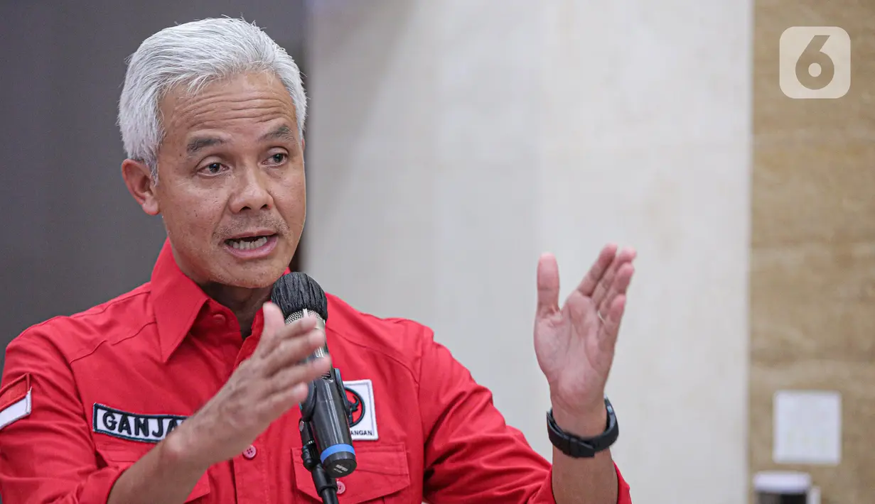 Gubernur Jawa Tengah Ganjar Pranowo bersama Sekretaris Jendral PDI Perjuangan Hasto Kristianto usai dipanggil di DPP PDIP, Jakarta, Senin (24/10/2022). Ganjar diberikan sanksi agar lebih berdisiplin sebagai kader PDIP. Menurut dia, sebagai kader senior seharusnya Ganjar mengetahui disiplin partai. (Liputan6.com/Faizal Fanani)