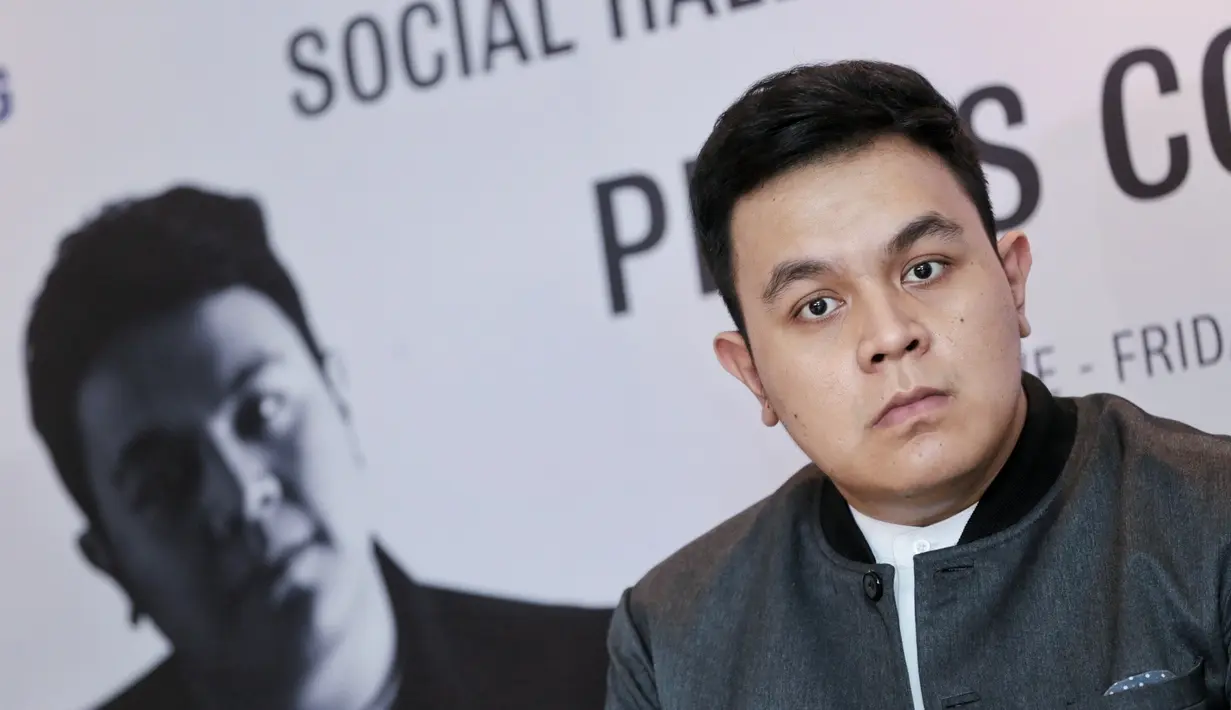 "Deg-degan latihan di sana, sinkronisasinya seperti apa. Karena latihan sekarang lewat skype dan email. Belum ketemu musisi pengiring,. Mudah-mudahan lancar," lanjut penyanyi 29 tahun itu. (Adrian Putra/Bintang.com)