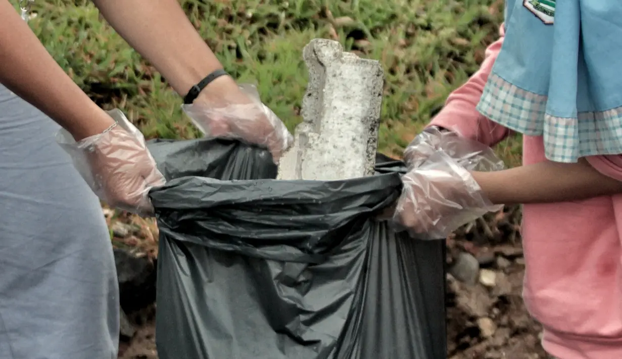 Anak-anak pesisir dan sukarelawan Kelas Jurnalis Cilik saat membersihkan sampah di kawasan Cilincing, Jakarta Utara, Minggu (5/12/2021). Kegiatana ini guna mengurangi sampah yang berdatangan akibat banjir rob. (merdeka.com/Iqbal S. Nugroho)