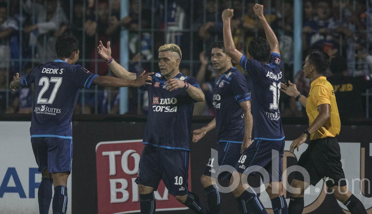 Para pemain Arema FC merayakan gol yang dicetak Cristian Gonzales ke gawang Semen Padang pada laga semifinal Piala Presiden 2017 di Stadion Kanjuruhan, Malang, Minggu (6/3/2017). Arema FC berhasil lolos ke final. (Bola.com/Vitalis Yogi Trisna)