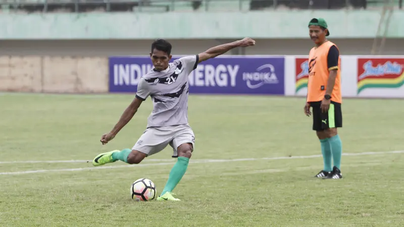 PSMS Medan tengah berlatih tendangan penalti jelang laga semifinal Piala Presiden 2018 (Foto: Liputan6.com/Fajar Abrori)