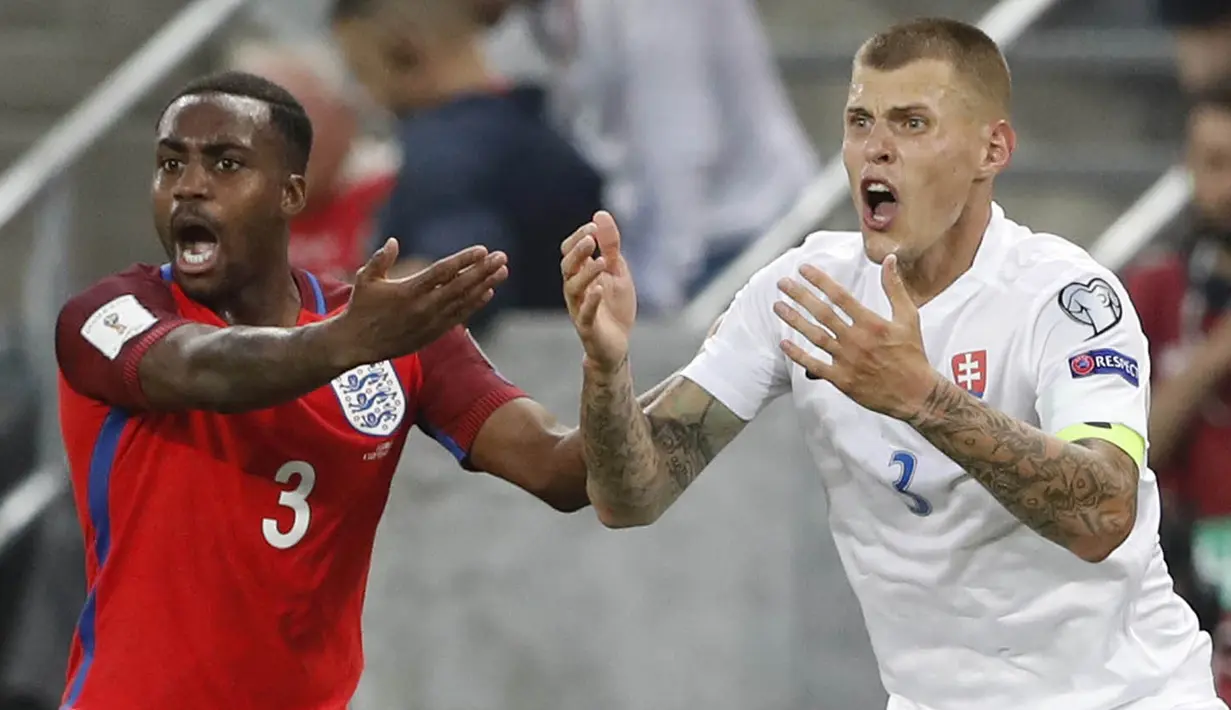 Bek Slovakia, Martin Skrtel, protes karena mendapatkan kartu kuning kedua saat melawan Inggris. Sejak menit ke-57, Slovakia bermain 10 pemain karena Skrtel mendapatkan kartu merah. (Reuters/Carl Recine) 
