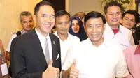 Ketua Umum PBSI 2016-2020, Wiranto (kanan), yang terpilih Senin (31/10/2016), diharapkan melakukan sejumlah perubahan pada bulutangkis Indonesia. (Bola.com/Fahrizal Arnas)