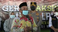 Ketua PWNU Jatim, KH Marzuqi Mustamar mengajak seluruh masyarakat di Jawa Timur tak ragu dengan vaksin Covid-19 karena halal dan aman (Liputan6.com/Zainul Arifin)