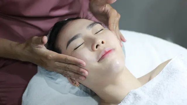 Flek hitam membandel? Kenali cara tepat atasi hiperpigmentasi dengan treatment medis sesuai jenis dan penyebabnya.
