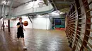 Pemain berusaha memasukkan bola ke keranjang saat berlatih di lapangan basket tertua di dunia di Paris, Prancis, Kamis (31/5). (GERARD JULIEN/AFP)