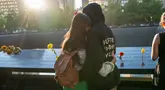 Orang-orang berkumpul di National September 11 Memorial & Museum untuk memperingati 23 tahun serangan teror 9/11 pada tanggal 11 September 2024 di New York City. (Spencer Platt/Getty Images North America/Getty Images via AFP)