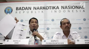 Kepala BNN Komjen Budi Waseso (kiri) bersama Deputi Pemberantasan BNN Irjen Arman Depari memaparkan kasus tindak pidana pencucian uang (TPPU) Kepala Rutan Purwerojo  di Kantor BNN, Jakarta, Rabu (17/1). (Liputan6.com/Arya Manggala)