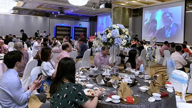 Dikarantina Akibat Virus Corona, Pengantin Ini Gelar Pernikahan dengan Live Streaming