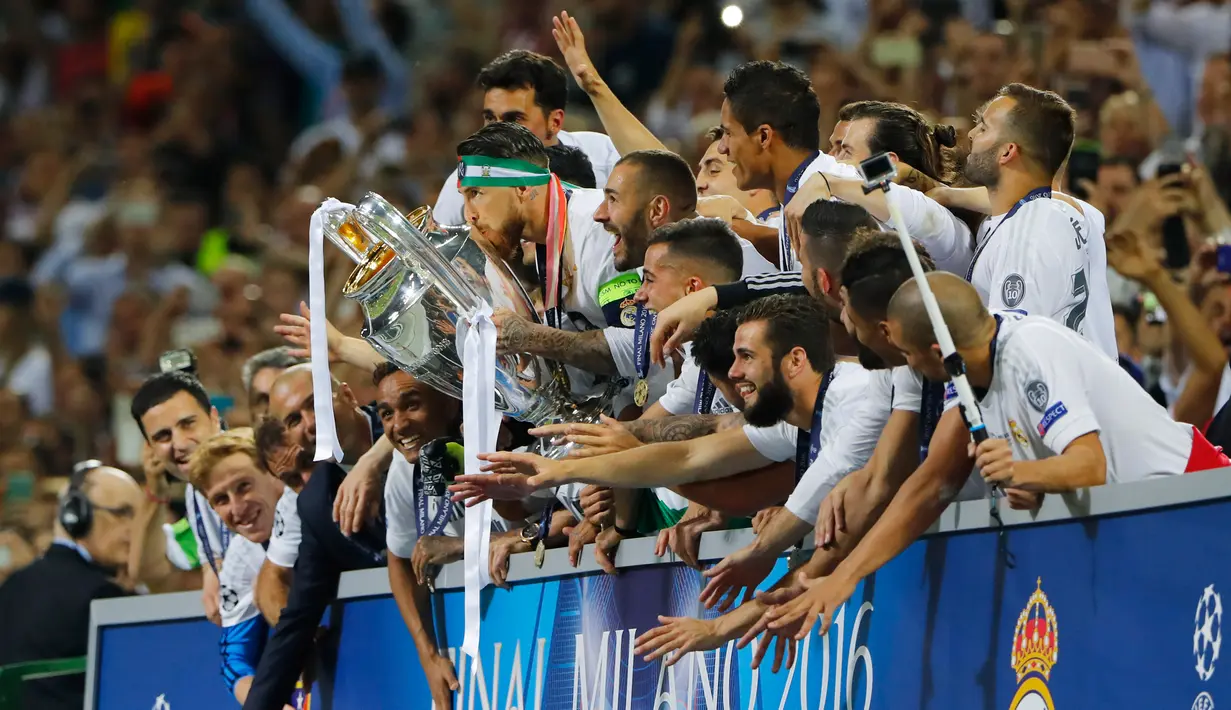 Real Madrid berselebrasi merayakan kemenangan mereka di Liga Champions 2015/2016, Stadion San Siro, Milan, Minggu (29/5). Madrid mengalahkan Atletico melalui adu pinalti dengan skor 5-3. (Reuters/Stefan Wermuth)