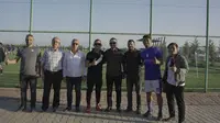 Tampak manajemen RANS Cilegon FC termasuk kapten tim, Hamka Hamzah (dua dari kanan) berpose bersama manajemen Konyaspor. (Istimewa)