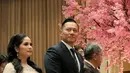 Kali ini Annisa Pohan tak jinjing tas branded untuk sempurnakan tampilan. Ia justru menjinjing tas kerajinan tangan [@agusyudhoyono]