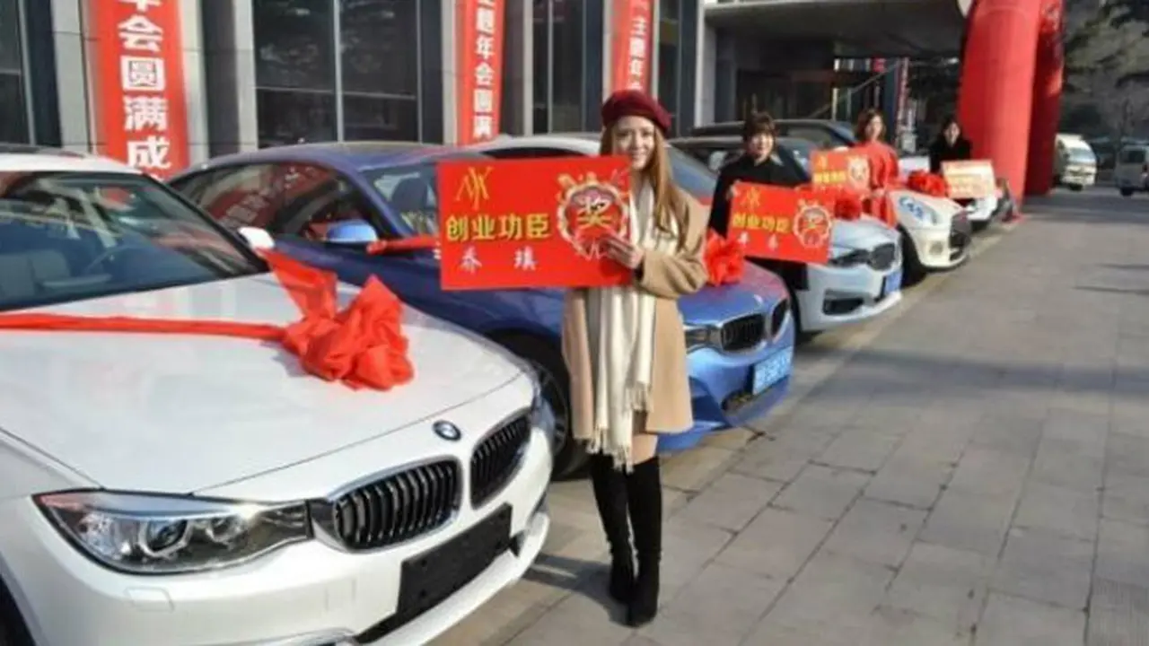 Bos Perempuan 21 Tahun Kasih Bonus 4 Mobil BMW ke Karyawannya