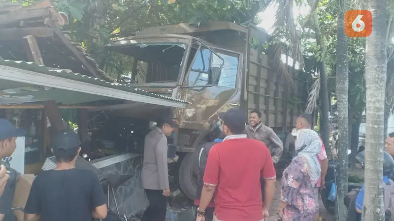 Truk Fuso menabrak pagar Puskesmas Kabat dan warung. Tidak ada korban dalam insiden tersebut. (Hermawan/Liputan6.com)