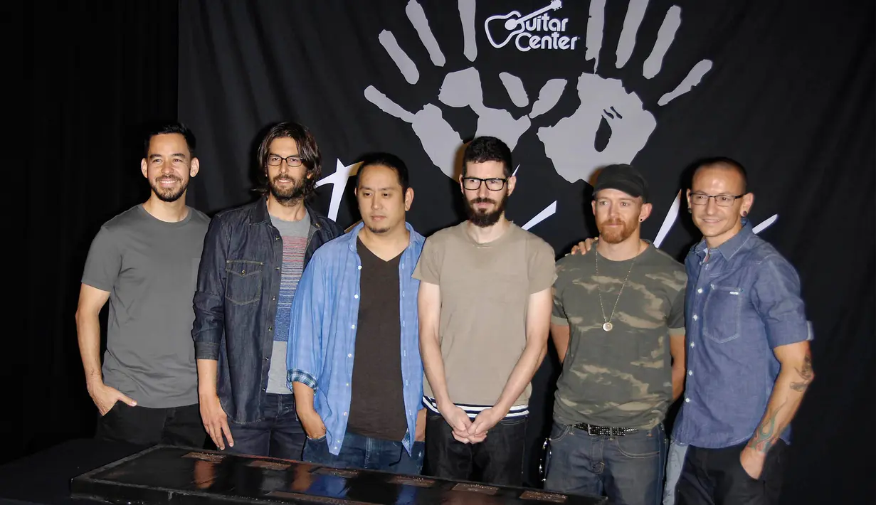 Formasi lengkap Linkin Park saat upacara pelantikan di Guitar Center Hollywood, Los Angeles, Minggu (18/6). Linkin Park baru merilis album terbarunya ‘One More Light’ pada Mei lalu. (STAR MAX via AP/Michael Germana)