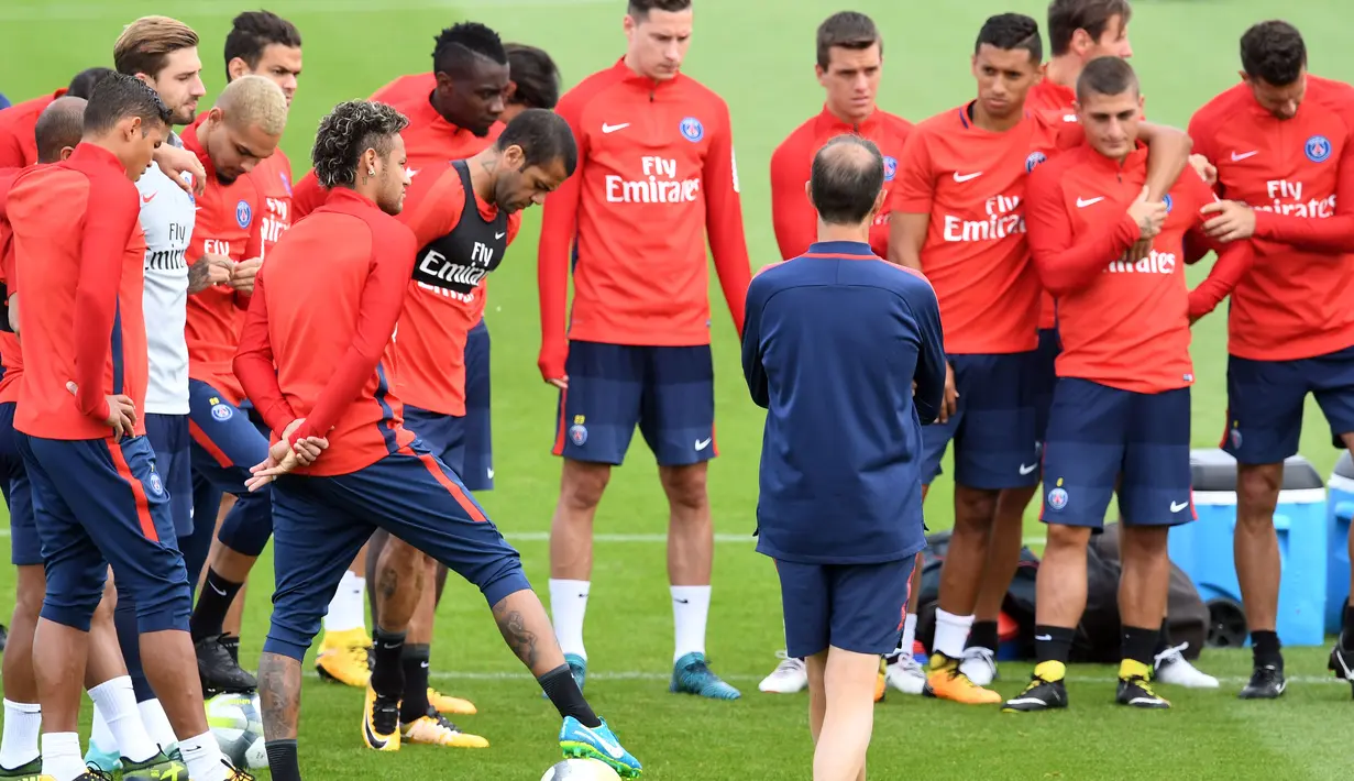 Neymar dan para pemain PSG ssedang mendengar arahan pelatih pada sesi latihan di Camp des Loges, Paris, (11/8/2017). PSG akan mengawali Liga 1 Prancis melawan Guingamp. (AFP/Alain Jocard)