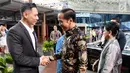 Agus Harimurti Yudhoyono (kiri) menyambut Presiden Joko Widodo saat menjenguk Ani Yudhoyono, Singapura, Kamis (21/2). Selain Ibu Negara, Jokowi juga didampingi putranya Kaesang Pangarep dan Kepala Staf Presiden Moeldoko. (Liputan6.com/HO/Anung Anindito)